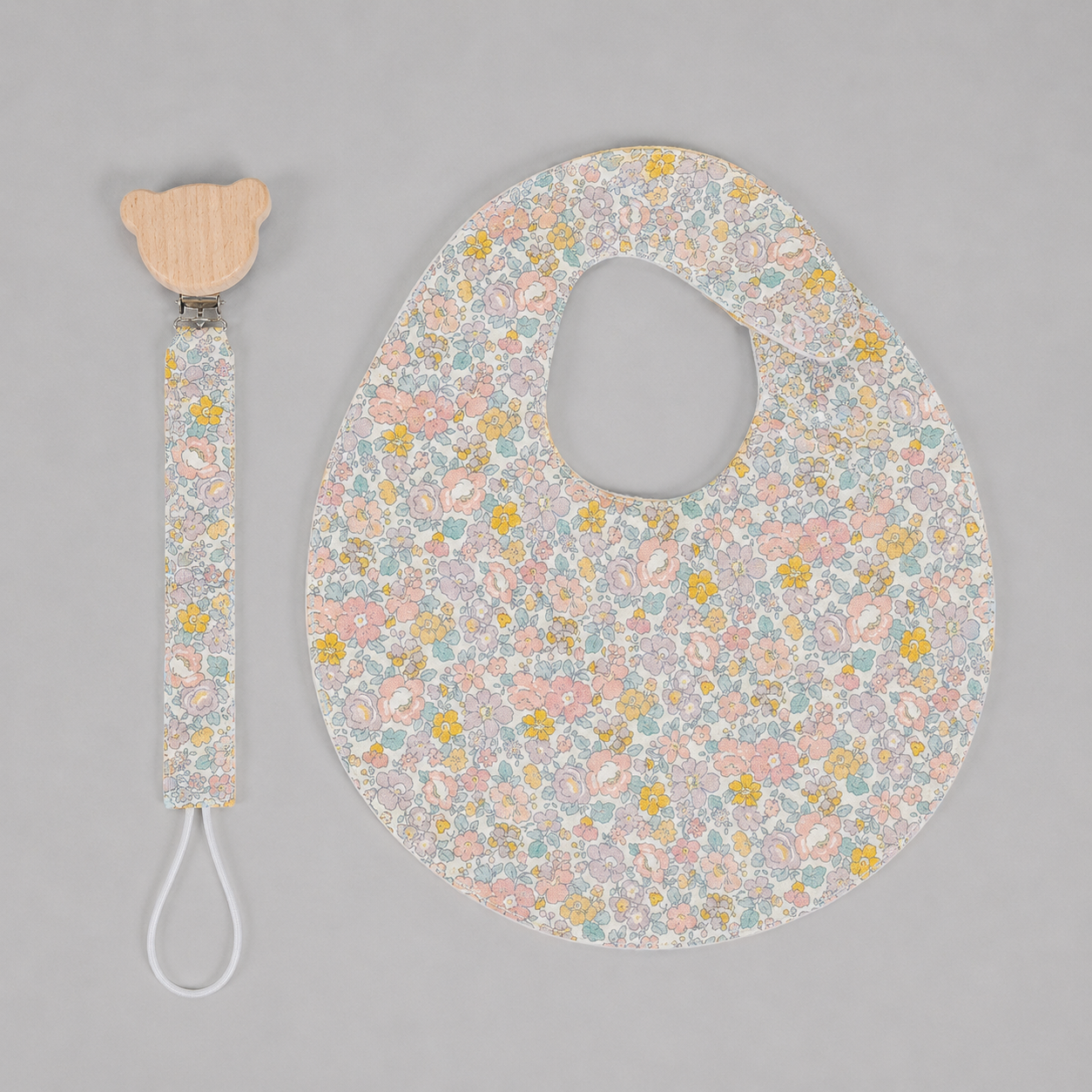 Set babero & portachupon flores moradas