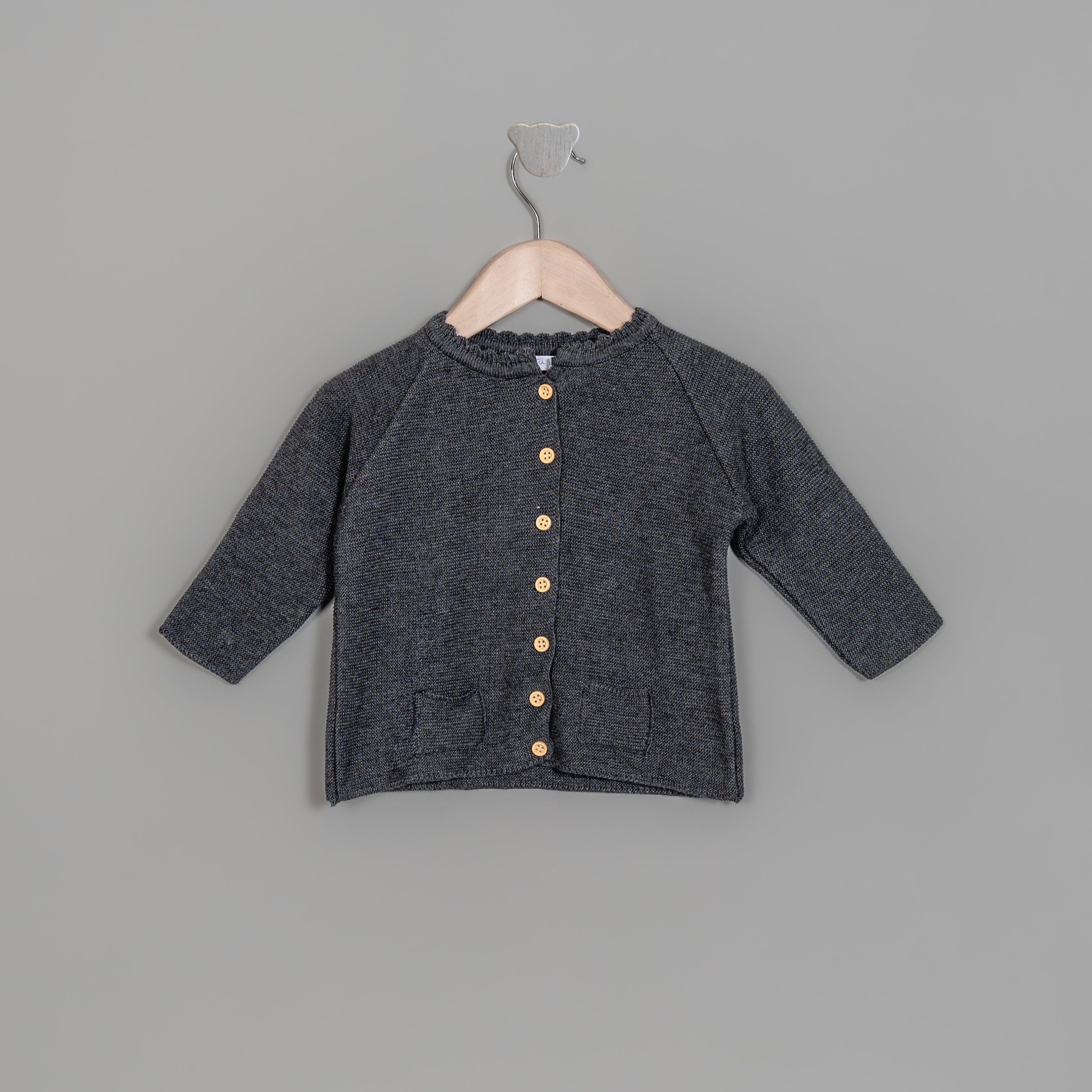 Sueter bolsitas gris oxford con escarolita
