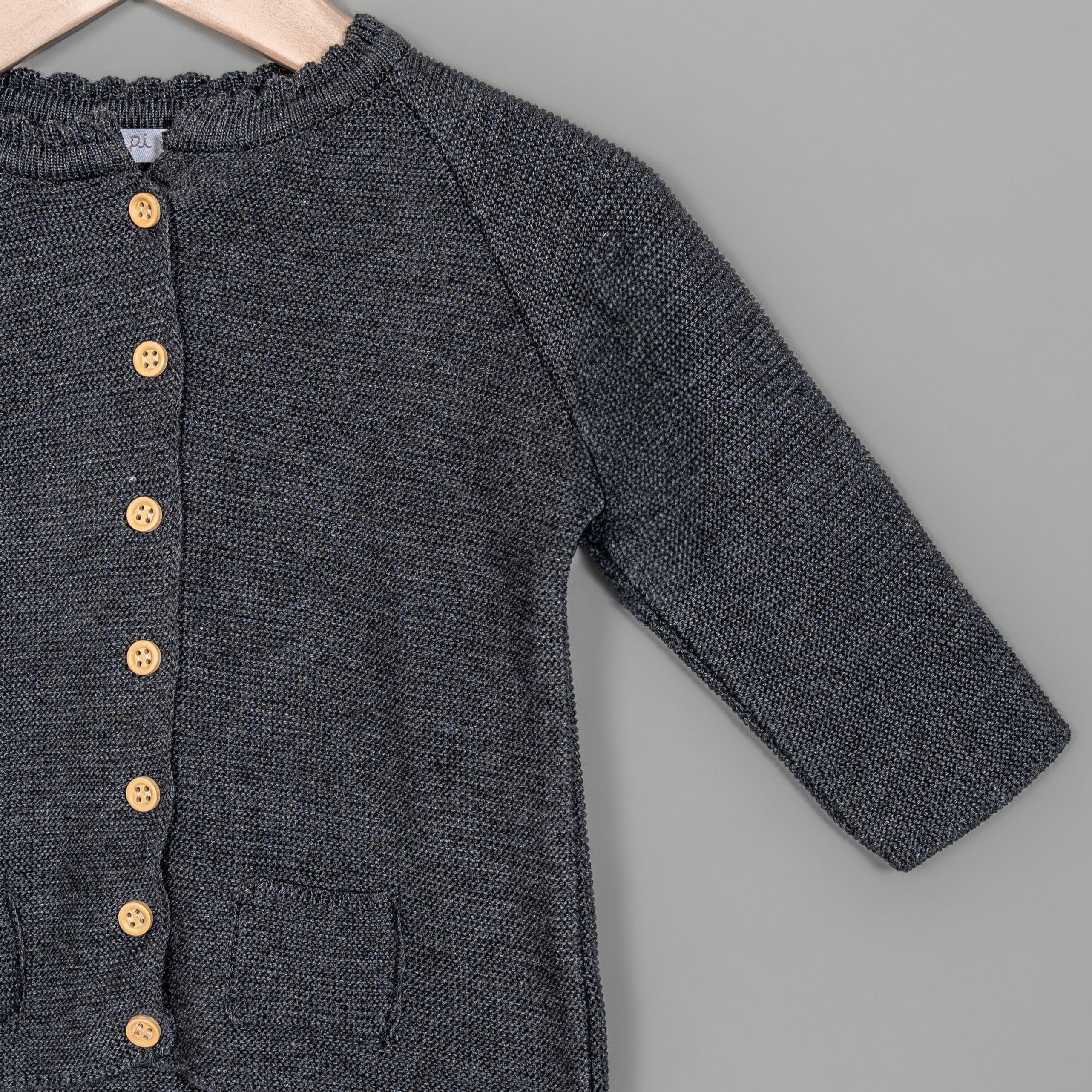 Sueter bolsitas gris oxford con escarolita